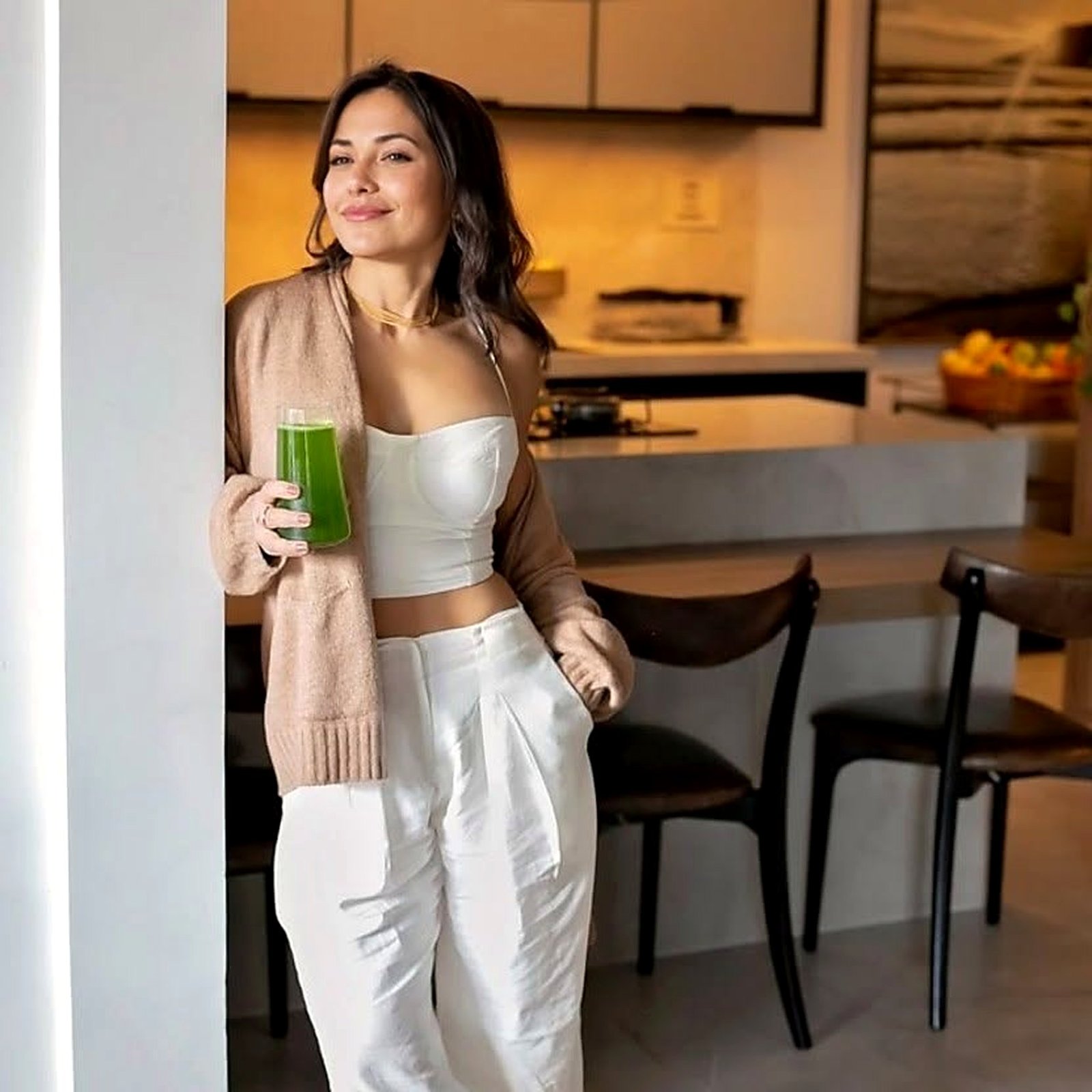 Nutri Elena Vargas, criadora do CandyHelp, na cozinha de casa.